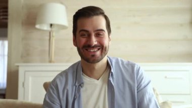 Mutlu adam kamera görüntülü arama konuşan bakarak, web kamerası görünümü