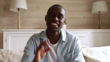 Mutlu afrikalı adam kamera gülen video arama konuşurken bakıyor