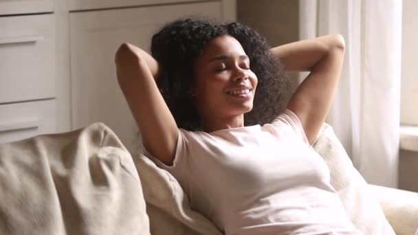 Calme heureux afro-américain jeune femme relaxant appuyé sur le canapé — Video