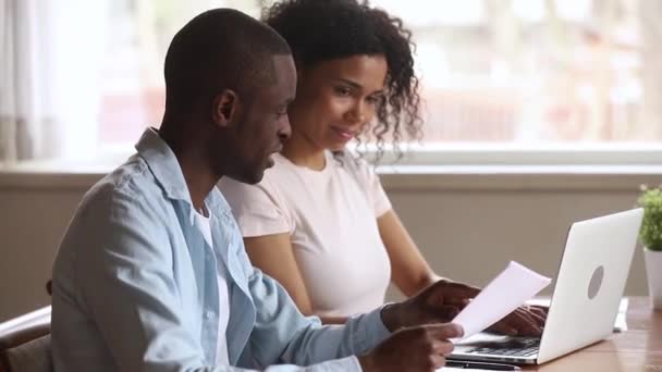 Boldog afro-amerikai fiatal pár kifizető számlák online otthon — Stock videók