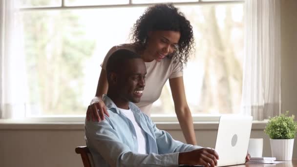 Χαρούμενος μαύρος σύζυγος δείχνει χαμογελαστός σύζυγος αστείο βίντεο για το laptop — Αρχείο Βίντεο
