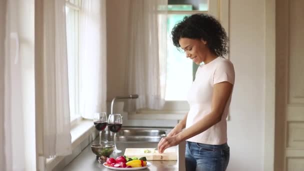 Feliz pareja joven africana celebrar aniversario preparar ensalada de verduras saludables — Vídeos de Stock