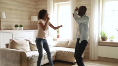 Modern oturma odasında dans genç romantik siyah çift