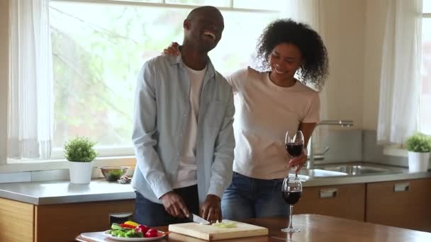 Jonge gelukkig Afrikaanse familie genieten van Cook lachen samen in de keuken — Stockvideo