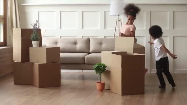 Anak-anak afrika yang bersemangat bermain dengan kotak pada hari pindahan — Stok Video