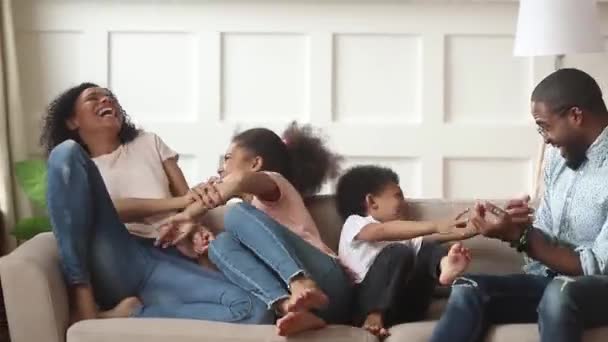 Gelukkig Afro-Amerikaanse familie met kinderen lachen kietelen thuis — Stockvideo
