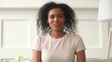 Kamera bakarak görüntülü sohbet yapıyor Mutlu afrikalı kadın arama