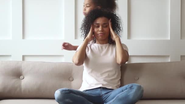 Stressad upprörd afrikansk mamma känsla huvudvärk trött på aktiva barn — Stockvideo