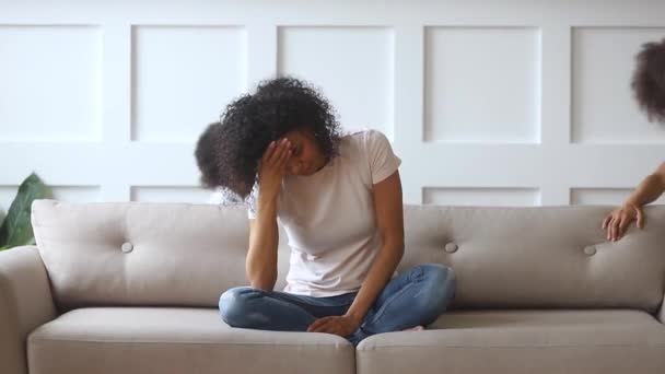 Boos Afrikaanse alleenstaande moeder gevoel gestrest over actieve luidruchtige kinderen — Stockvideo