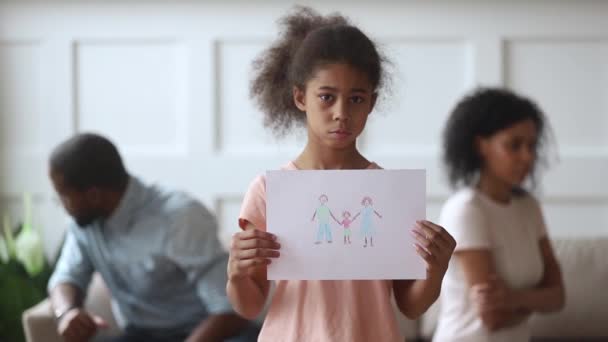 Petite africaine bouleversée regardant la caméra tenant une photo de famille — Video