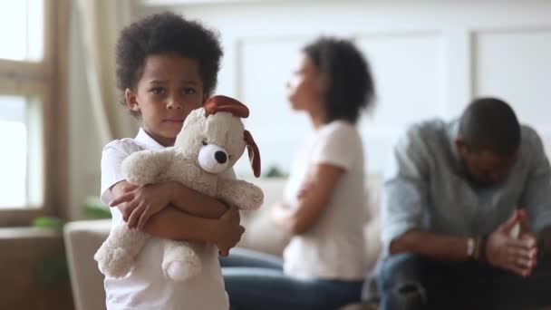 Triest jongen Holding speelgoed kijken naar camera, scheiding en kinderen — Stockvideo