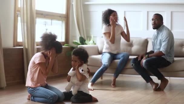 Crianças africanas fechando ouvidos chateado com os pais que lutam em casa — Vídeo de Stock