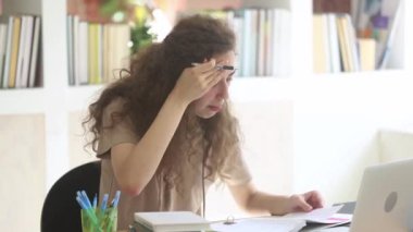 Görüntülü sohbet ile skype öğretmeni ile eğitim genç kız öğrenci