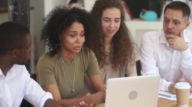 Afrikalı kadın akıl hocası çeşitli çalışanlara bilgisayar çalışmaları açıklamak öğretmek