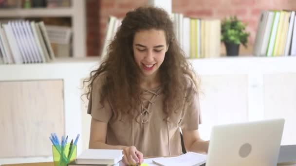 Happy Teen Girl student studerar med online-lärare på laptop — Stockvideo