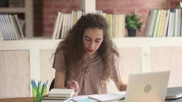 Zaostale studenti studující psát poznámky práce s výzkumem domácí úkoly — Stock video