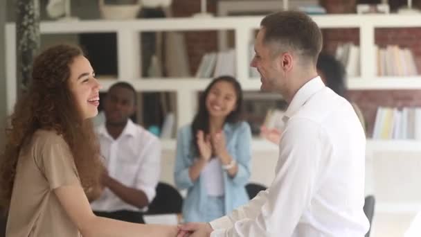 Heureuse femme travailleur étudiant obtenez récompensé promu poignée de main patron enseignant — Video