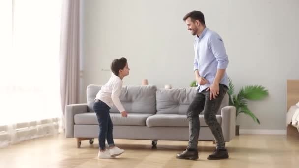 Feliz papá y niño hijo bailando divirtiéndose en casa — Vídeo de stock