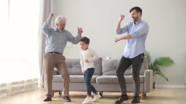 Gelukkige opa vader en kind zoon lachen thuis dansen — Stockvideo