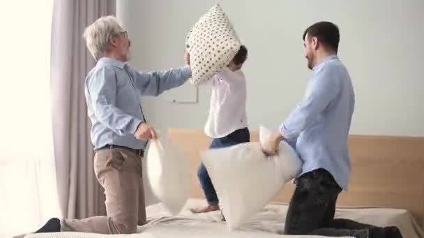 Gelukkig drie generaties mannen familie met kussen vechten op bed — Stockvideo