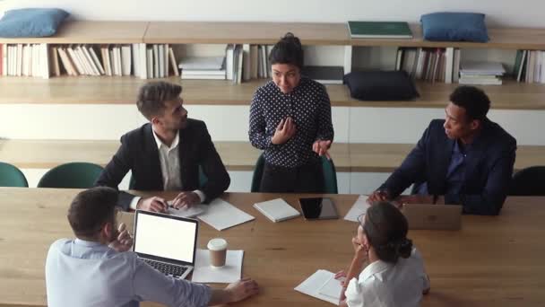 Indiase vrouwelijke leider praat met medewerkers in diverse team Meeting — Stockvideo