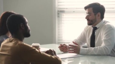 Erkek satıcı banka müdürü danışmanlık karışık etnik çift müşteriler