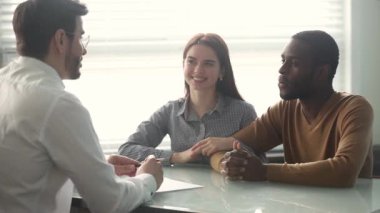 Heyecanlı karışık etnik çift kredi sözleşme el sıkışma banka müdürü imzalamak