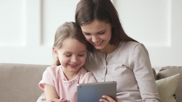 Felice mamma e figlia bambino guardando cartoni animati divertenti su tablet — Video Stock