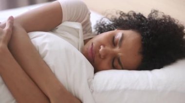 Depresif üzgün Afrikalı kadın yalnız yatakta yatarken üzgün hissediyorum