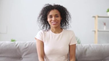 Web kamerası konuşurken Mutlu afrikalı kız skype görüntülü arama yapmak