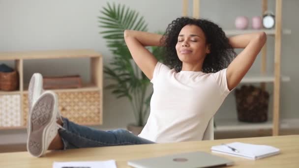 Heureuse africaine fille fini le travail prendre une profonde respiration d'air — Video