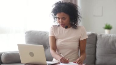 Afrikalı kadın online öğretmen kulaklık öğretim görüntülü arama giyiyor