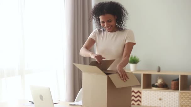 Geschokt gefrustreerd Afrikaanse vrouw open box ontvangen beschadigd verkeerd pakket — Stockvideo