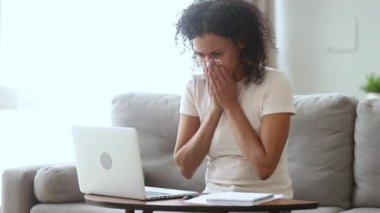 Alerjik hasta afrikalı kadın evden çalışan burun hapşırma üfleme