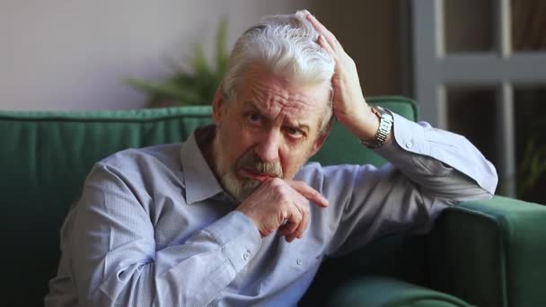 Ledsen Senior man sorg sörjande sitter ensam hemma — Stockvideo