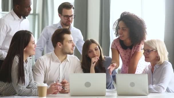 Diverses équipes de bureau se réunissent parler rire travailler ensemble avec des ordinateurs portables — Video