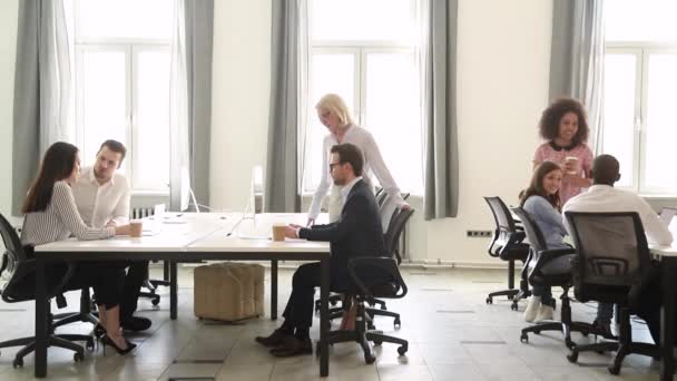 Різні бізнесмени співробітники групи працюють в сучасному офісному інтер'єрі — стокове відео