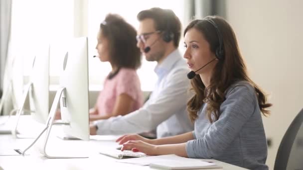 Ženská zákaznická péče v headsetu poradenství online klient — Stock video