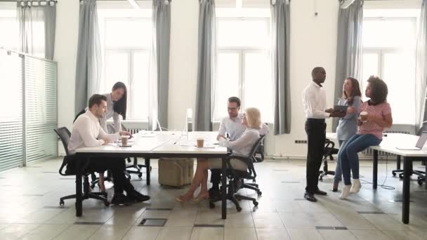Zajęty personel wielokulturowy rozmawia pracy z technologią w przestrzeni biurowej — Wideo stockowe