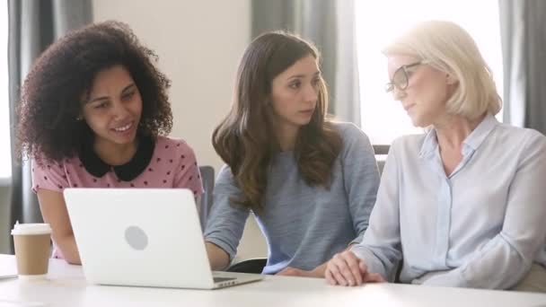 Tre lyckliga olika unga gamla kvinnor pratar skratta arbetar tillsammans — Stockvideo