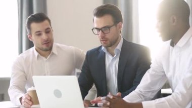İşadamı farklı müşterilere yeni projenin online sunum gösteren