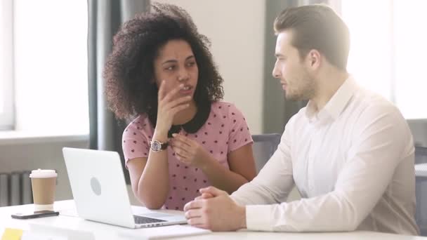 Sonriente mujer africana gerente mentor consultoría cliente pasante con portátil — Vídeos de Stock