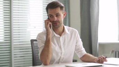 İşadamı ofiste arama yapma telefon danışmanlık müşteri konuşuyor
