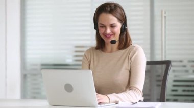 Gülümseyen iş kadını resepsiyonist giyim kulaklık online müşteri danışın