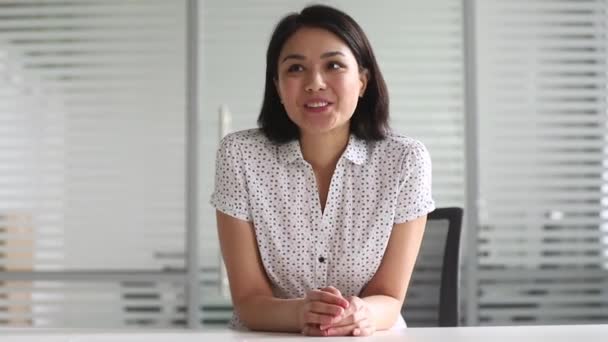 Счастливая молодая азиатская бизнесвумен разговаривает с камерой, делая видеозвонок — стоковое видео