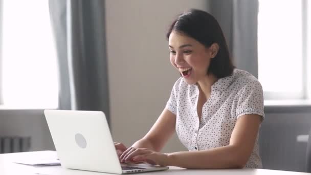 Alegre feliz asiático mujer de negocios ganador mirando ordenador portátil — Vídeos de Stock