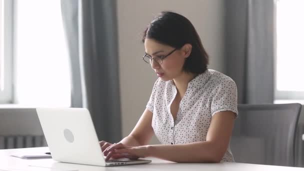 Gestrest moe Aziatische zakenvrouw werknemer met behulp van laptop met computerprobleem — Stockvideo