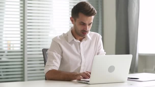 Щасливий переможець бізнесу за допомогою ноутбука відчуває себе схвильованим онлайн-перемогою — стокове відео