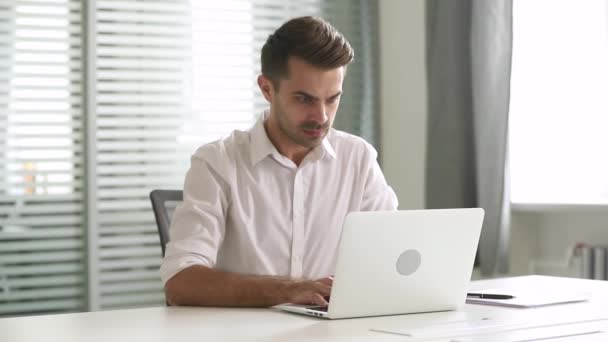 Homem de negócios estressado irritado olhando para laptop que tem problema com o computador — Vídeo de Stock