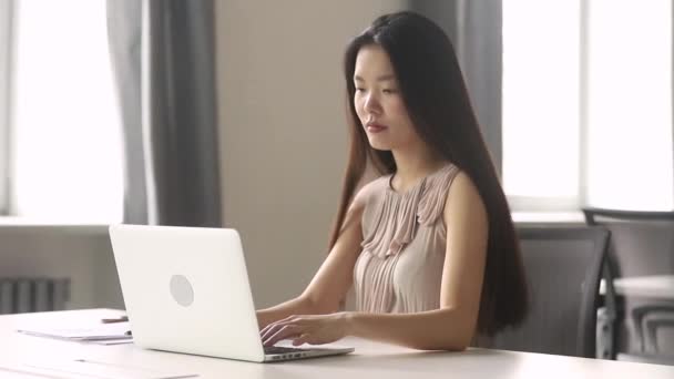 Young asian businesswoman employee using laptop at workplace in office — Stock Video